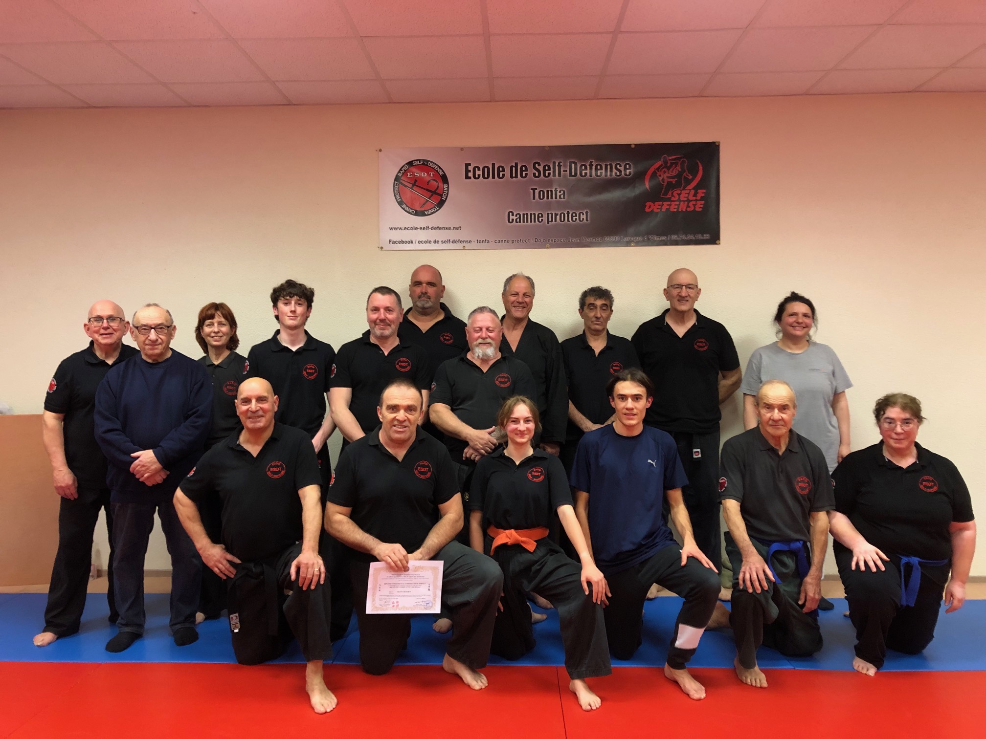 groupe de pratiquant de self defense laroque d'olmes avec Herve diplome d'instructeur en main